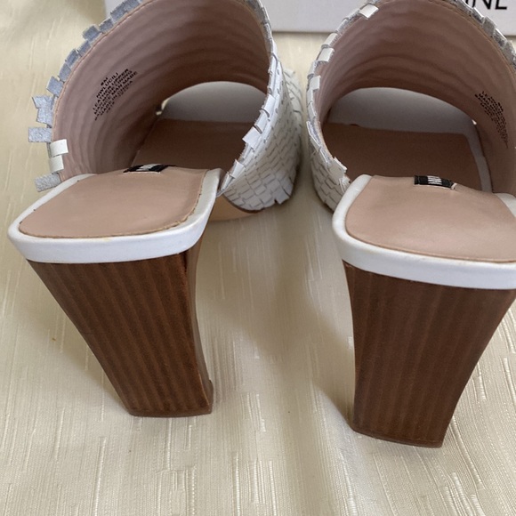 Perfect 3.5in heels, basketweave leather slip on heels. - Picture 5 of 5